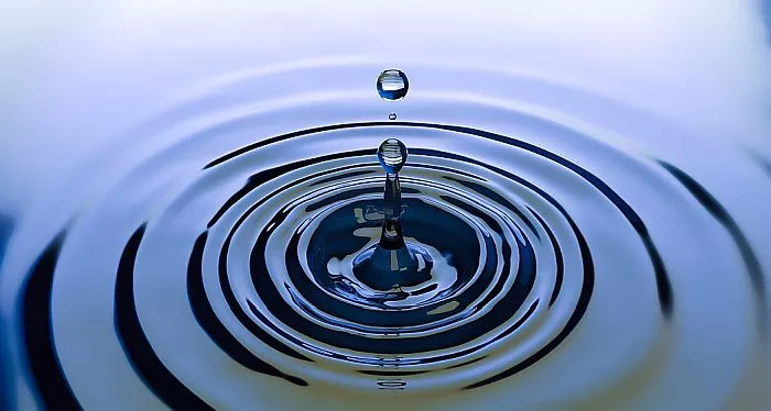 Meinungen breiten sich aus wie Wellen, wenn Du einen Stein ins Wasser wirfst Meinungen breiten sich aus wie Wellen, wenn Du einen Stein ins Wasser wirfst