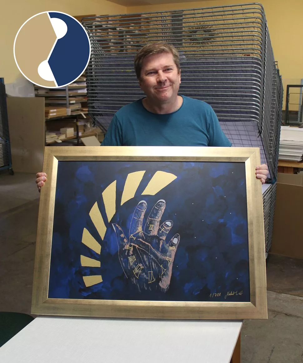 Norbert Kunz, Gründer des Nokuismus, mit Replik Nr. 1 "Die Zeit in DEINER Hand"