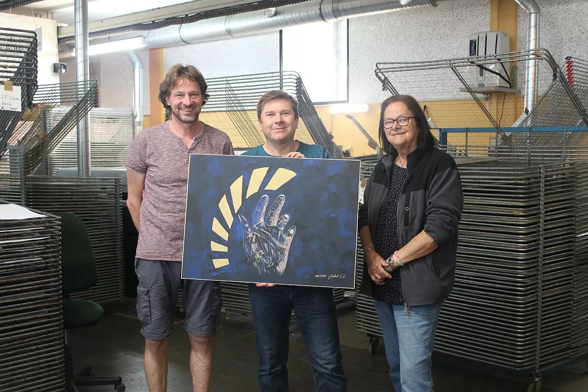 Von links nach rechts: Philip Roßner, Geschäftsführer Günter DIETZ GmbH OFFIZIN, Norbert Kunz mit einer druckfrischen, signierten Replik "Die Zeit in DEINER Hand" und Petra Roßner-Dietz, Gesellschafterin Günter DIETZ GmbH OFFIZIN